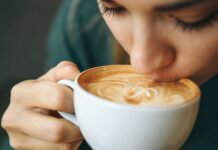 giornata mondiale del caffè,ictus e caffè, caffè e infarto,composti fenolici,benefici del caffè sulla salute,caffè in gravidanza,caffè in allattamento,caffè-latte,cappuccino,caffè e latte,rischio di malattie cardiache,caffè e malattie cardiache,patologie del cuore e caffè,composti biottivi del caffè,composti fenolici nel caffè,quanti caffè bere al giorno,caffè e acido clorogenico,acido clorogenico,effetti del caffè,perchè aggiungere il latte al caffè,biodiponibilità dei composti fenolici,quante tazzine di caffè