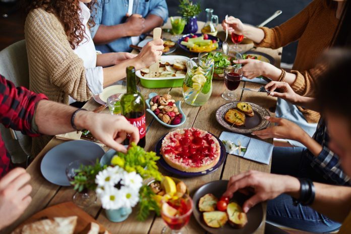 Colesterolo HDL: cosa succede quando mangiamo meno carboidrati e più grassi